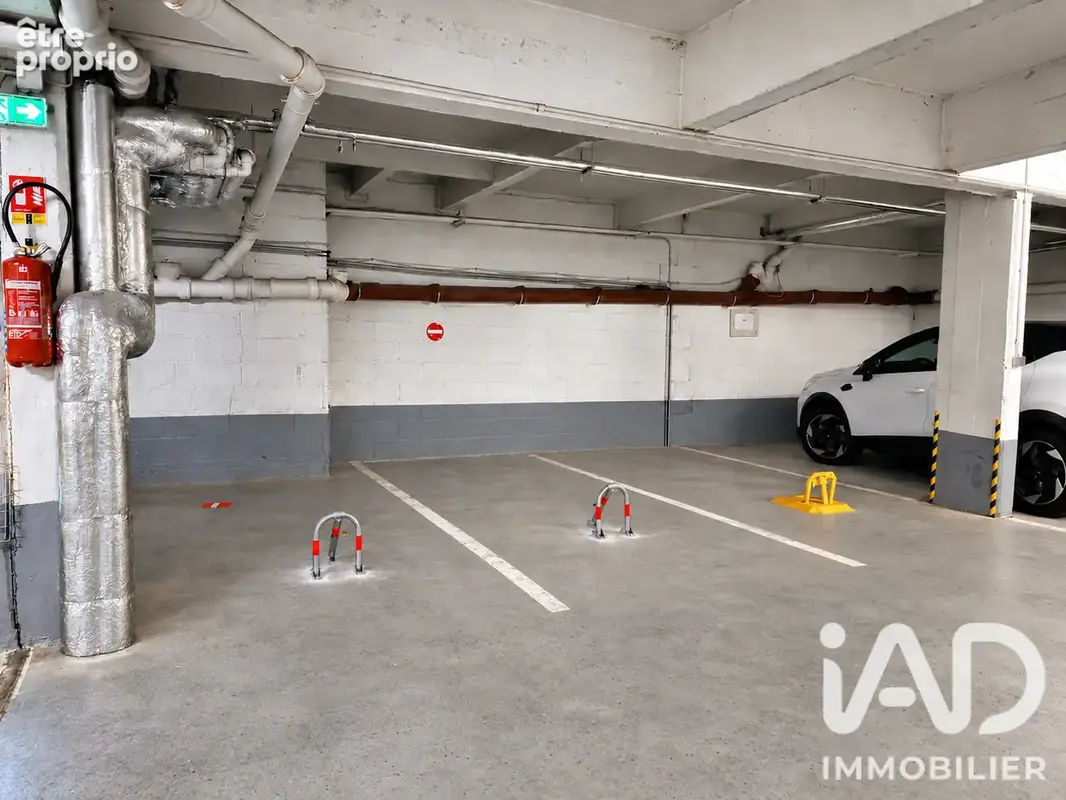 Photo 1 - Parking à PARIS-8E