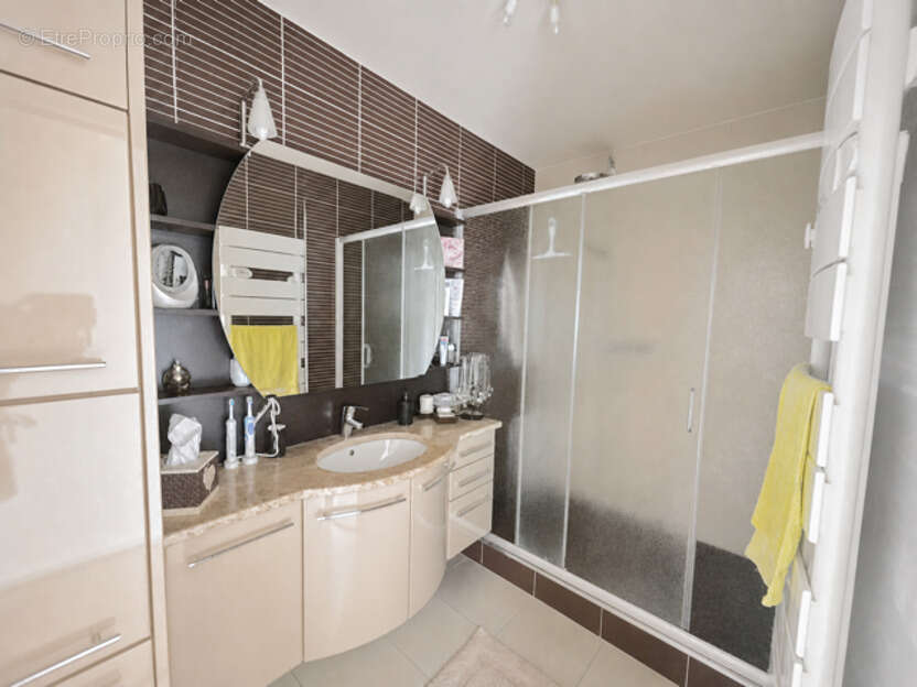 Appartement à COURBEVOIE