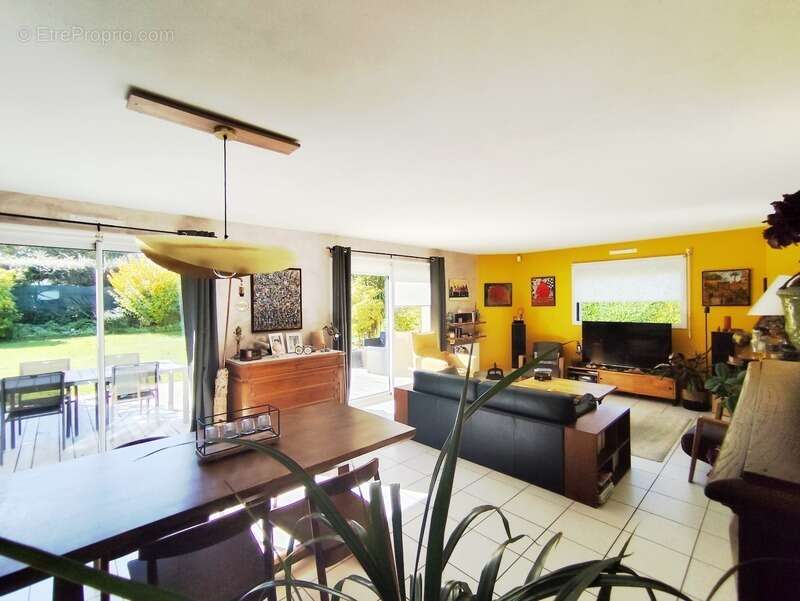 Maison à SAINT-JACUT-LES-PINS