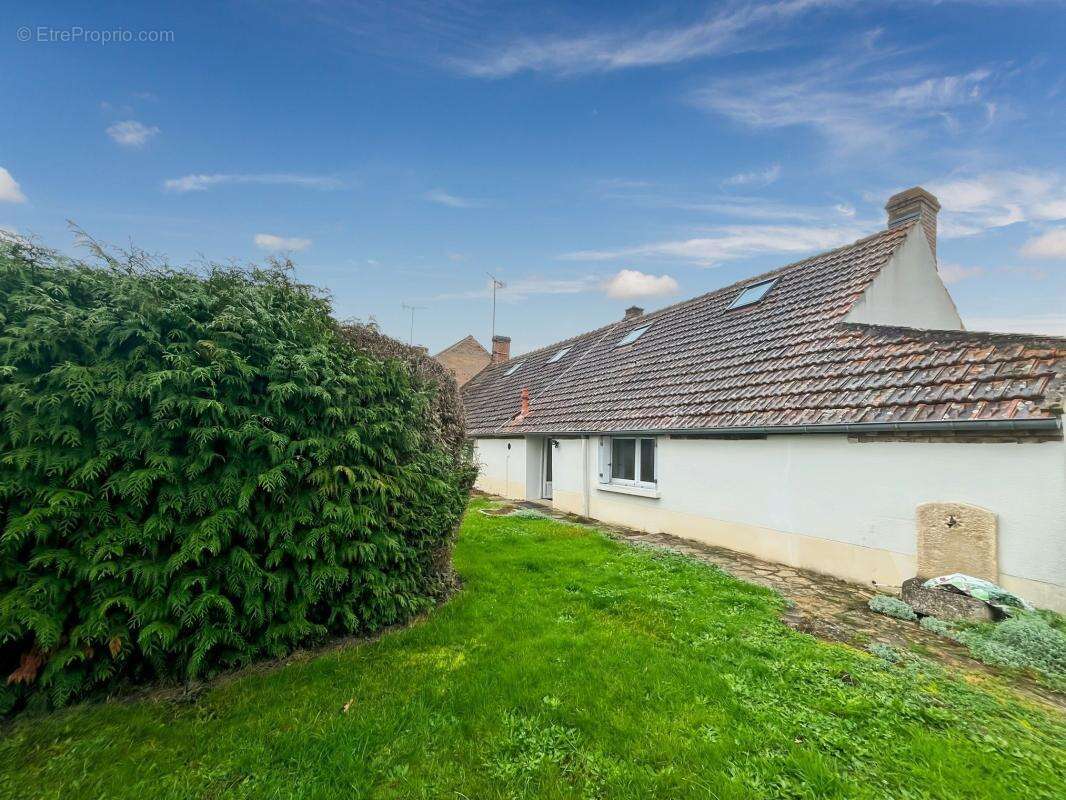 Maison à MARCILLY-EN-VILLETTE