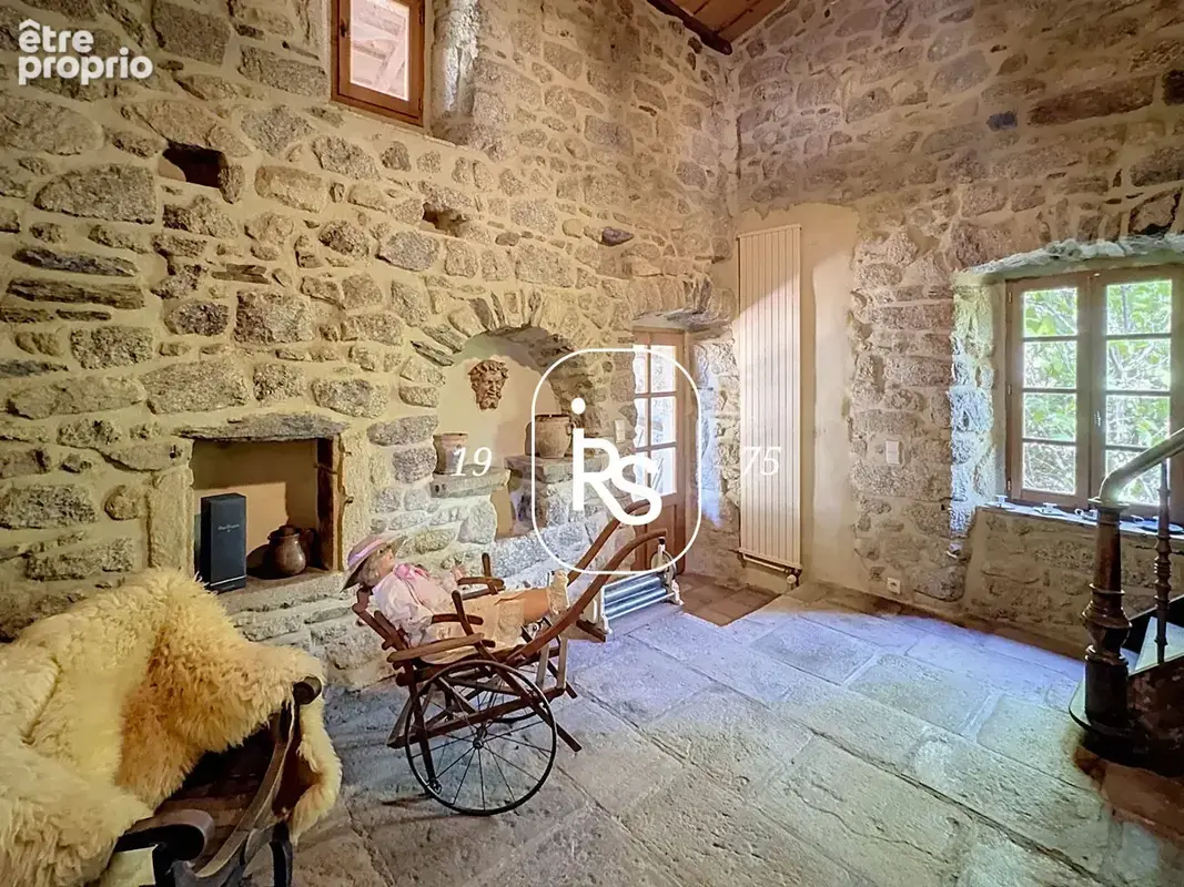Propriété de charme de deux maisons avec piscine et un total de 2,53 ha de terrain naturel. - photo 12