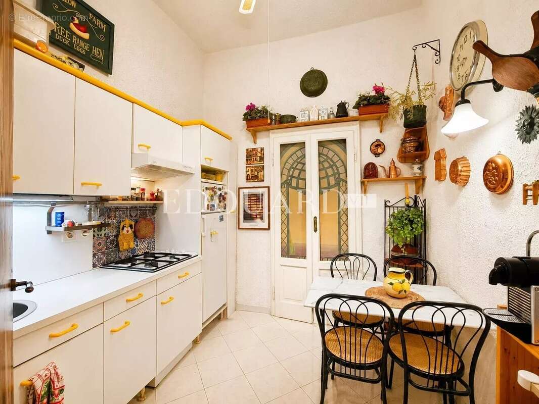 Trois pièces en bon état au premier étage d’un immeuble ancien à quelques pas des fameuses Sablettes - photo 4