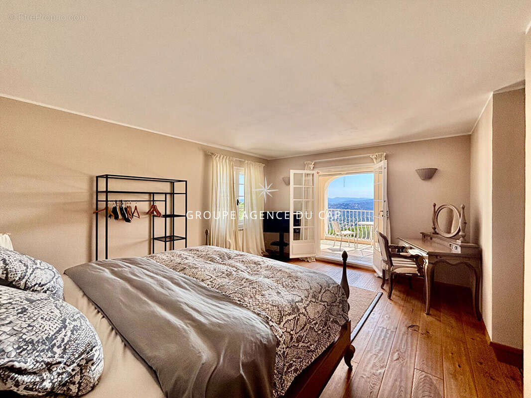 À vendre villa beaux volumes 6 chambres vue mer sud-ouest parkings aux issambres - photo 11