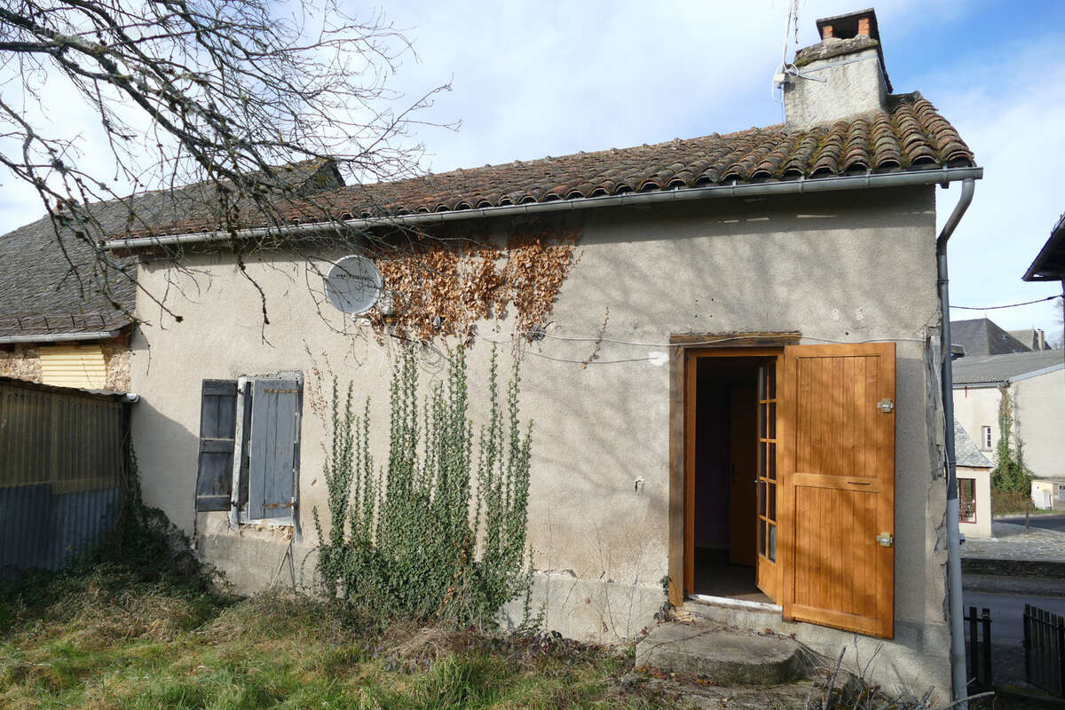 Maison en pierre avec petit jardin proche commerces et services (Puycapel-Calvinet, 15) - photo 4