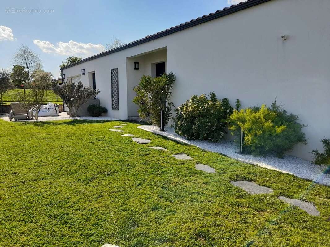 MONTBERT Plain pied 115 m2 hab. 3 chambres en parfait état - photo 3