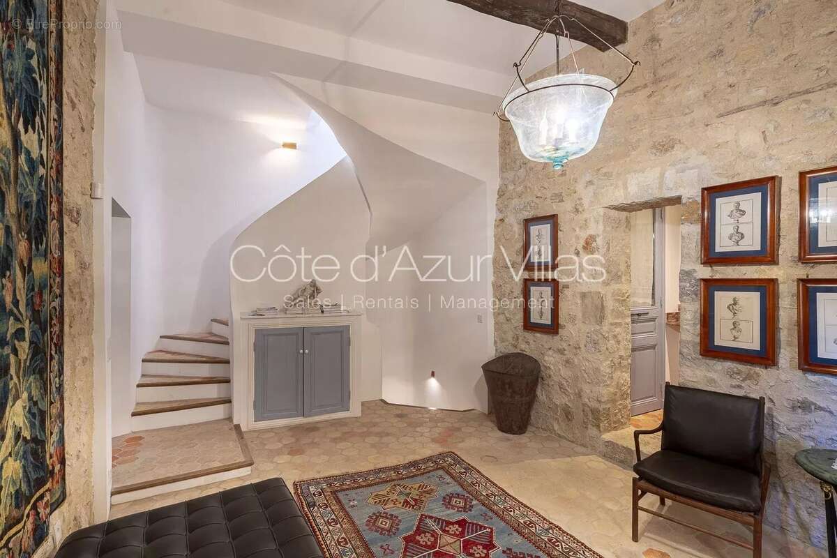 Maison à CHATEAUNEUF-GRASSE