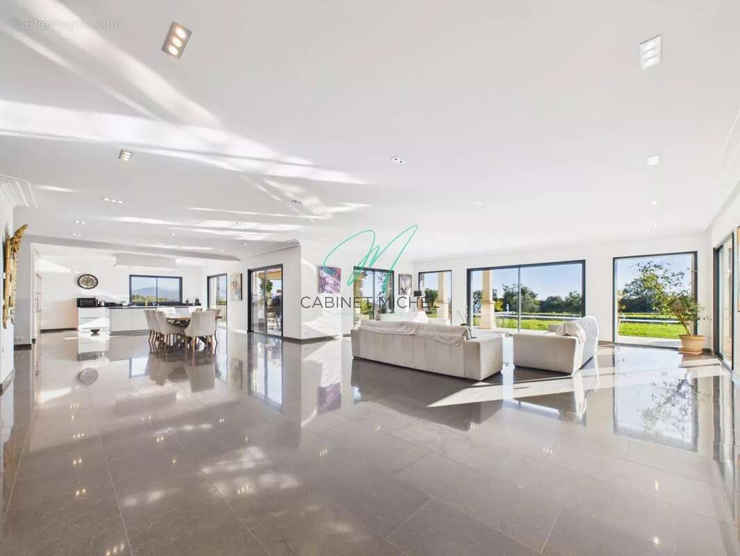 Maison à ROQUEFORT-LES-PINS