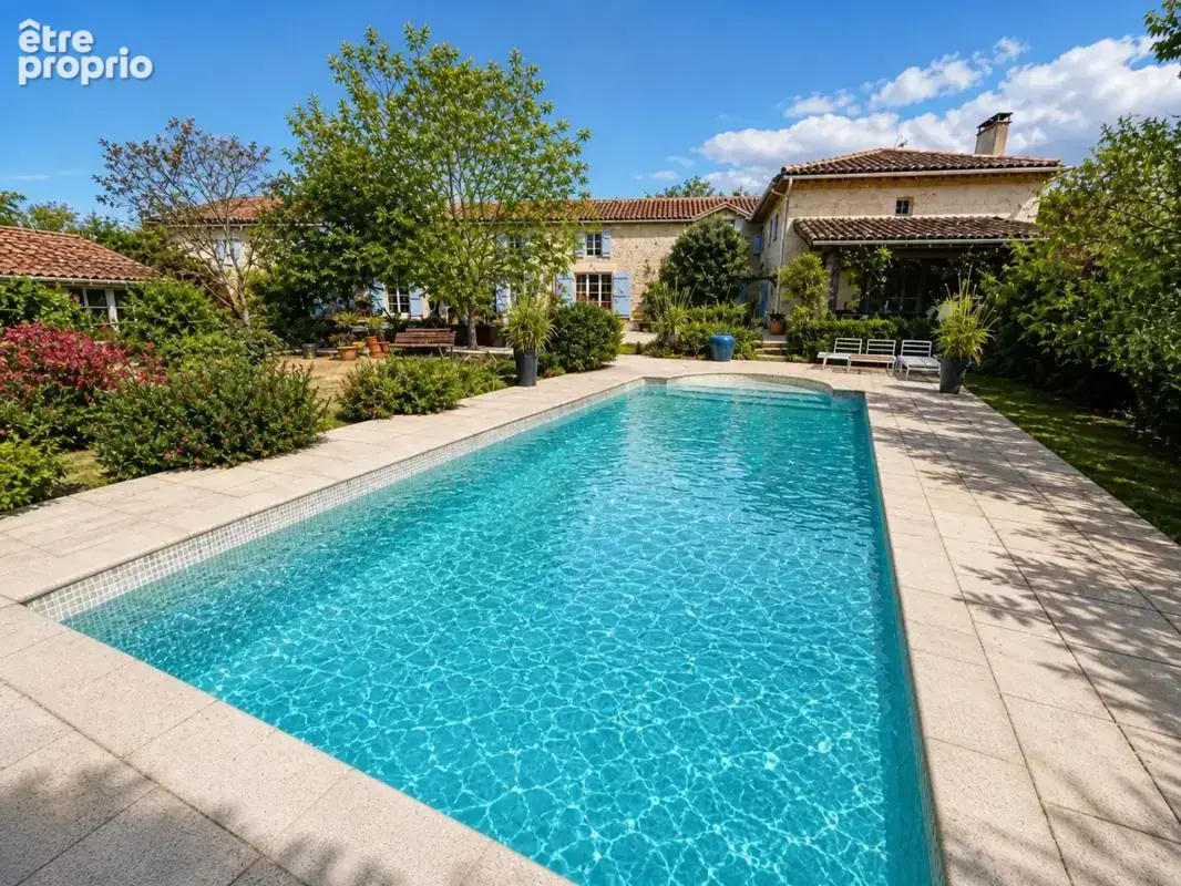 Propriété de charme en pierre composée de trois logements, piscine et terrain de 8 000 m² – À 7 minutes de Condom - photo 1