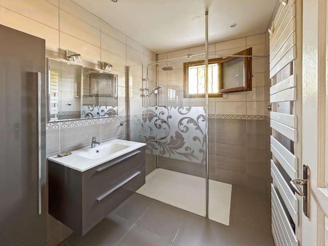 Proche FLEURANCE, maison individuelle de plain pied avec dépendances et terrain autour - photo 7