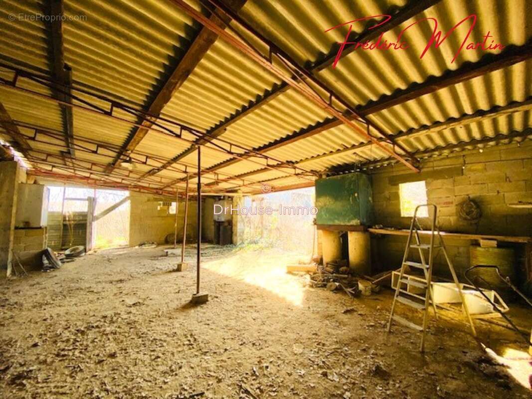 Terrain à SAINT-CHAPTES