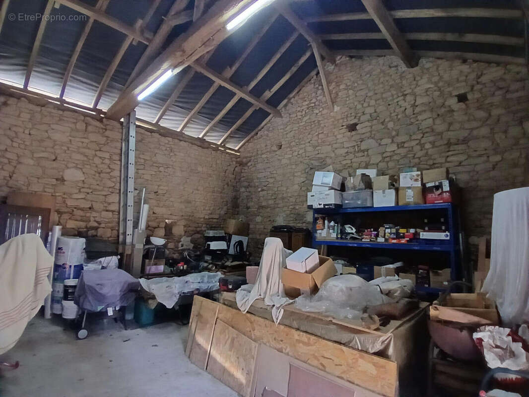 Inside of barn - Maison à SAINT-SAUD-LACOUSSIERE