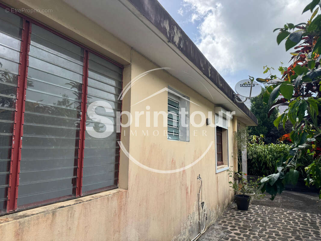 Maison familiale de 4 chambres avec T2 indépendant et garage sur un terrain clôturé - photo 18