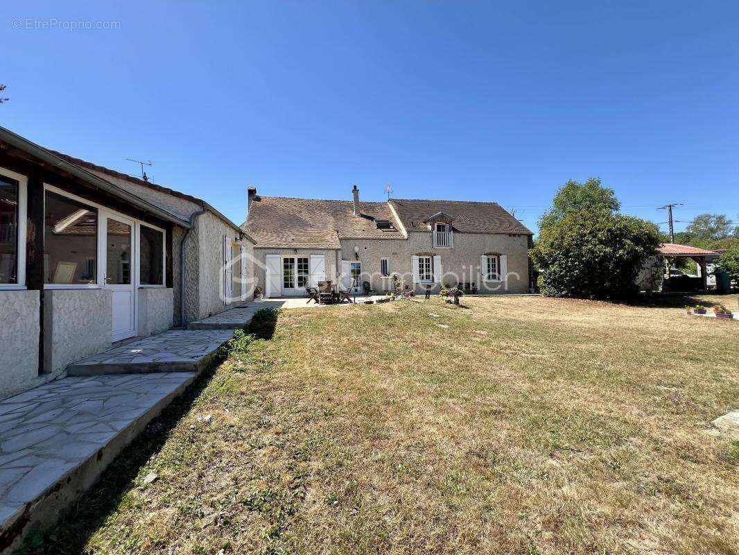 Maison 234 m² à Egreville  - photo 2