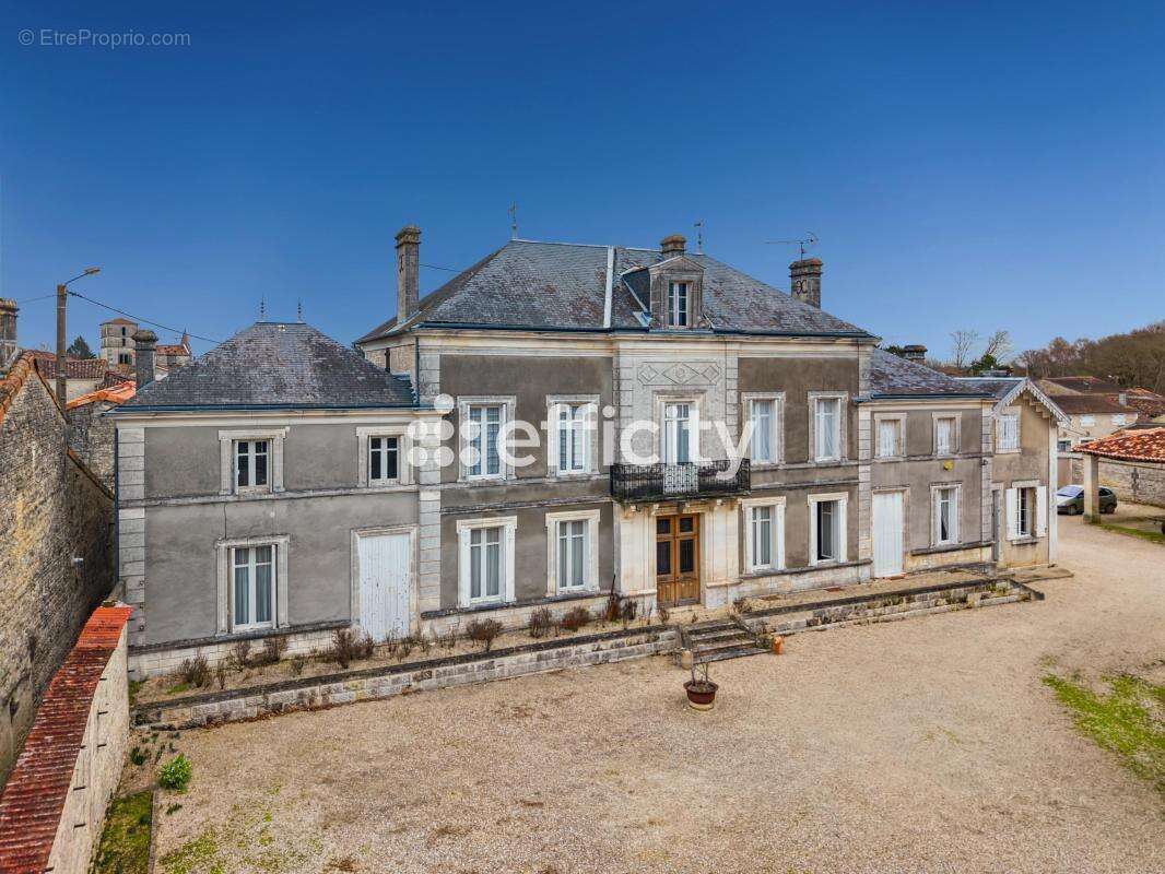 Maison 425 m² à Reparsac  - photo 2