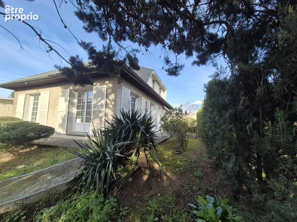 Exclusivité : Maison avec beaux volumes et fort potentiel - photo 1
