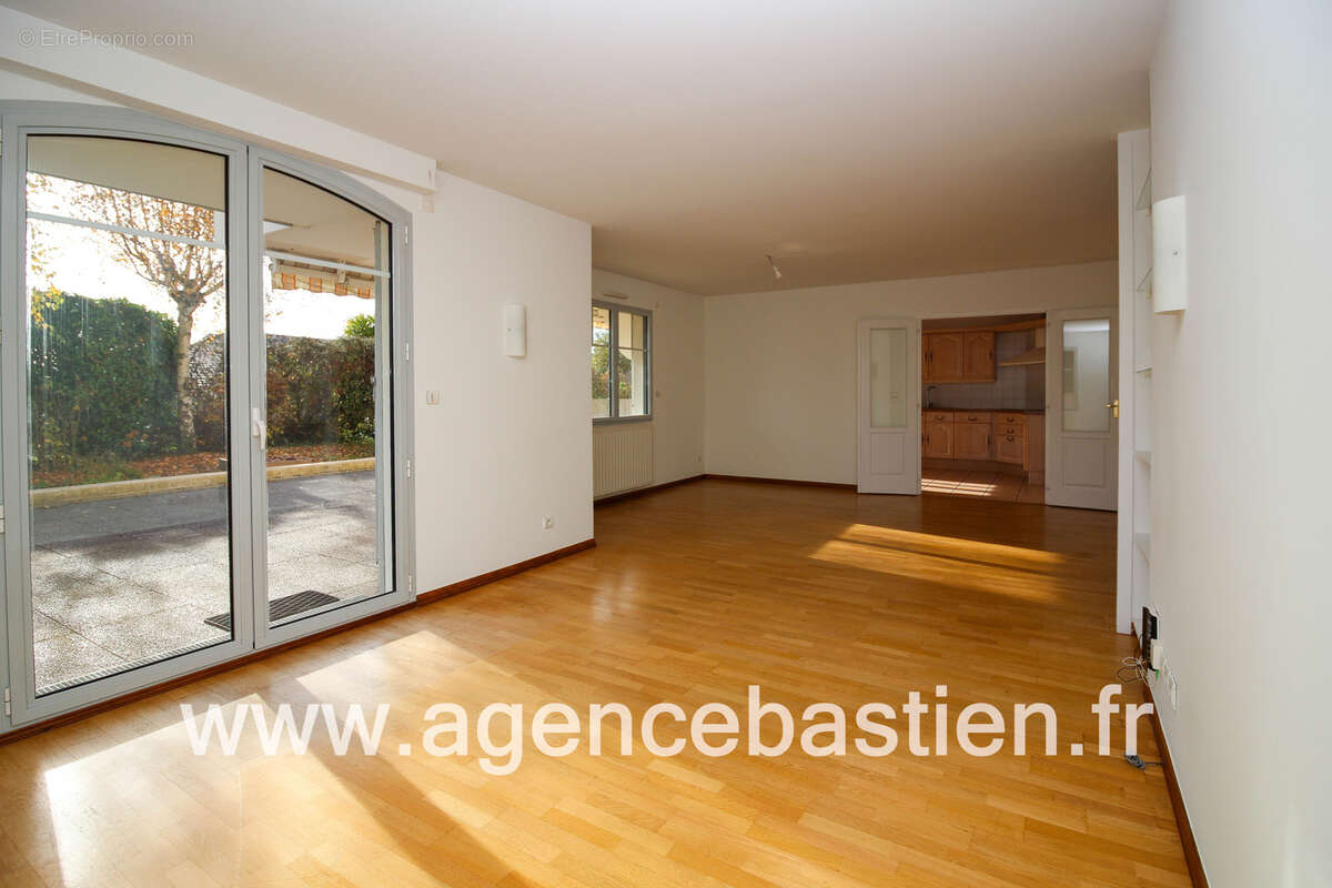 Vente exclusive - t4 de 105 m2 en rez-de-jardin - proche centre-ville - divonne-les-bains - 590.000€ - photo 4