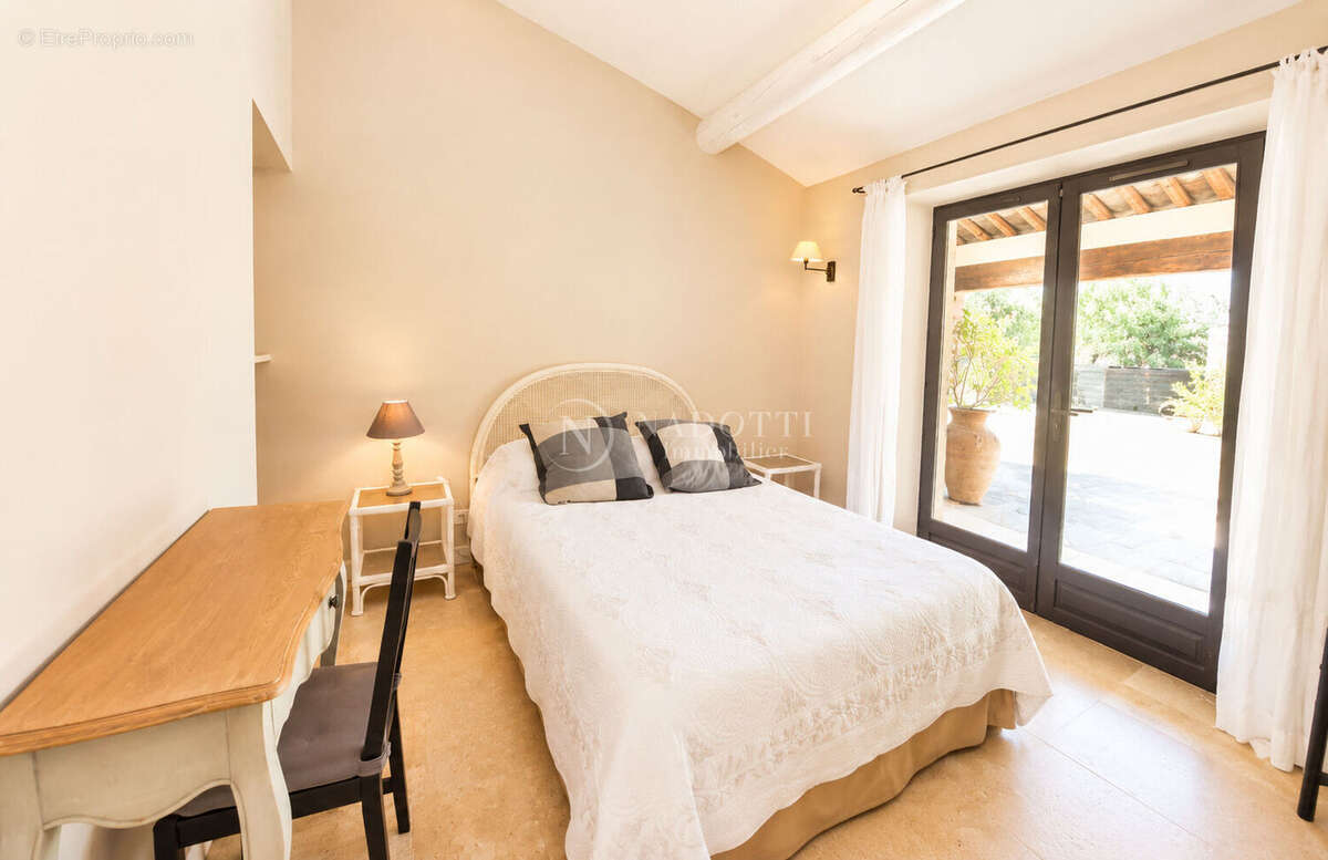 LOURMARIN Élégante propriété de prestige avec piscine chauffée et dépendances - photo 10