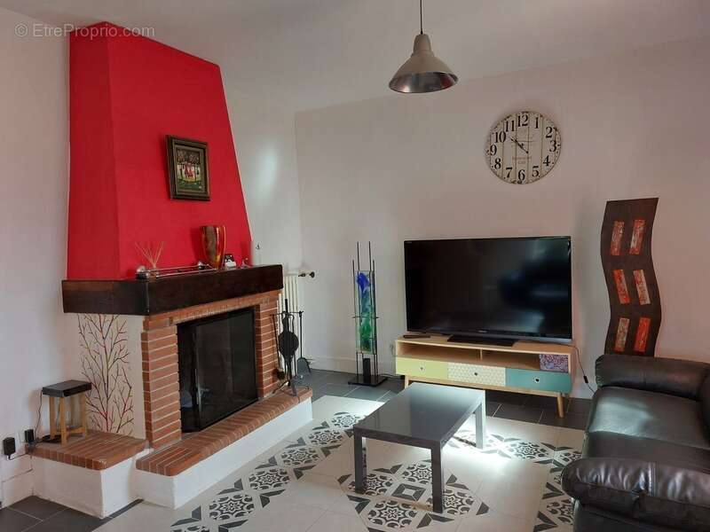 Maison à SAINT-MEDARD-DE-GUIZIERES