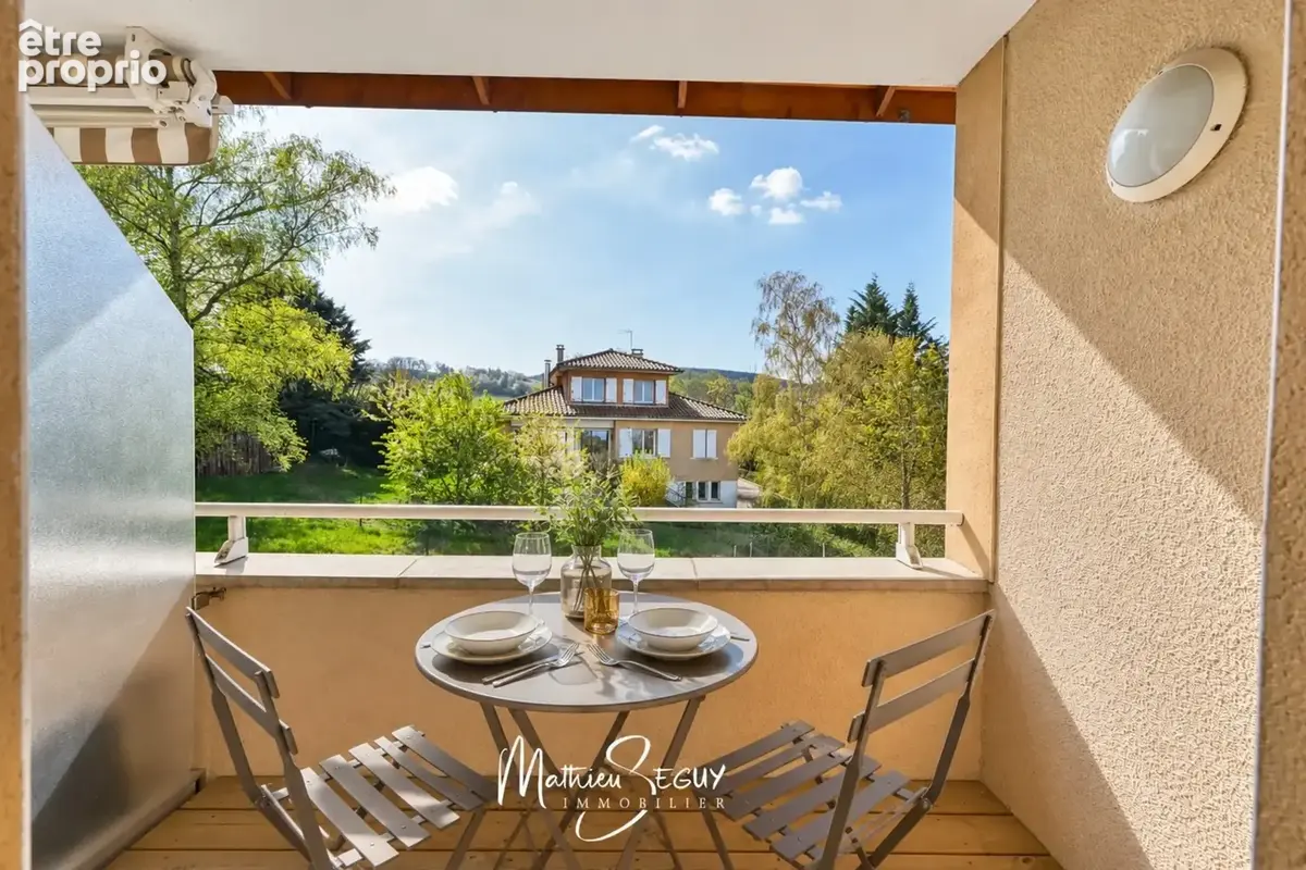 YZERON - Agréable appartement grand T3 avec balcon et vue  + stationnement dans garage fermé - photo 2