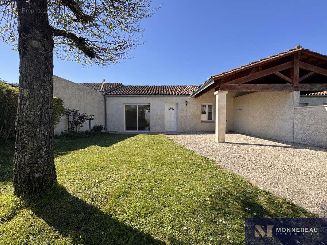 Maison à BARBEZIEUX-SAINT-HILAIRE