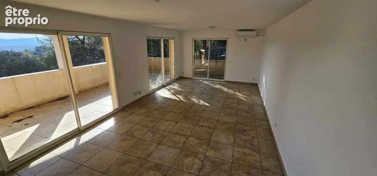 Le Luc - Maison 150 m² avec 2 espaces de vie, 4 chambres, terrasses et garage - photo 6