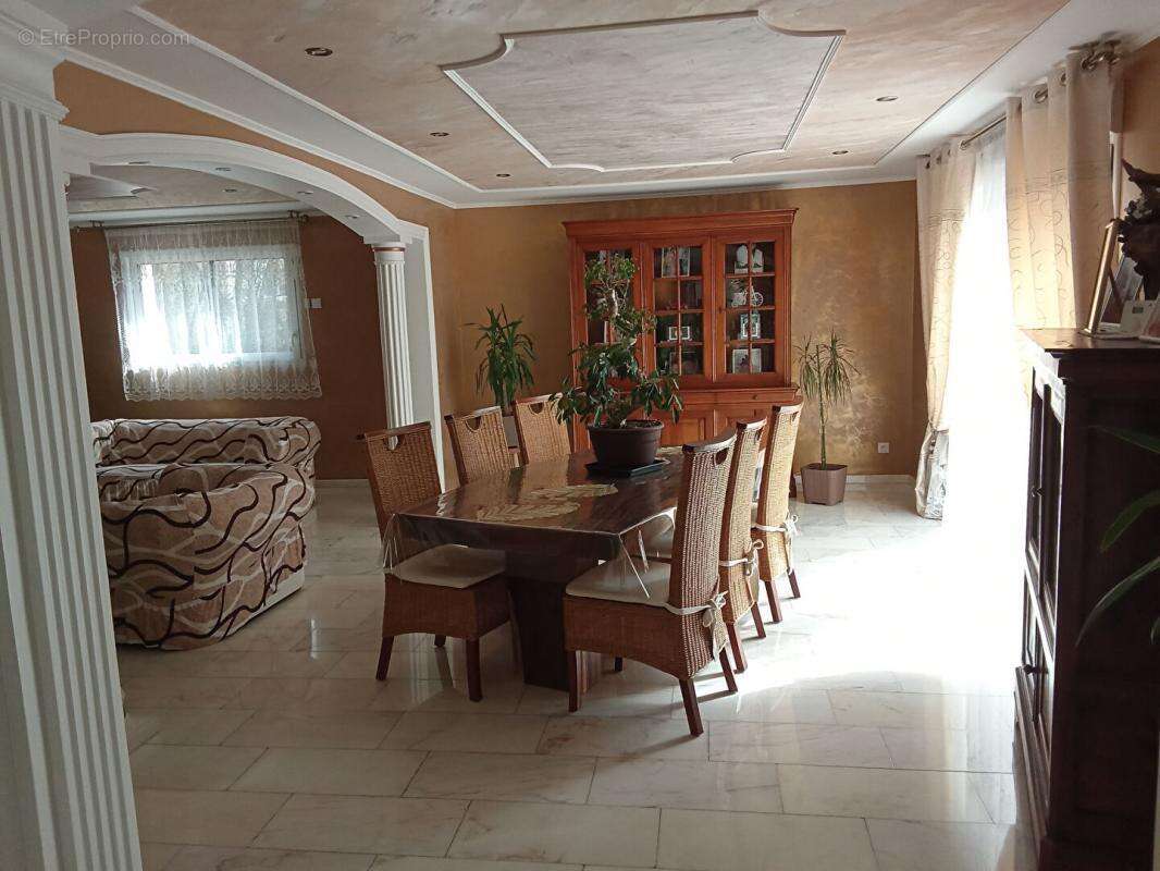 Maison à LE GENEST-SAINT-ISLE