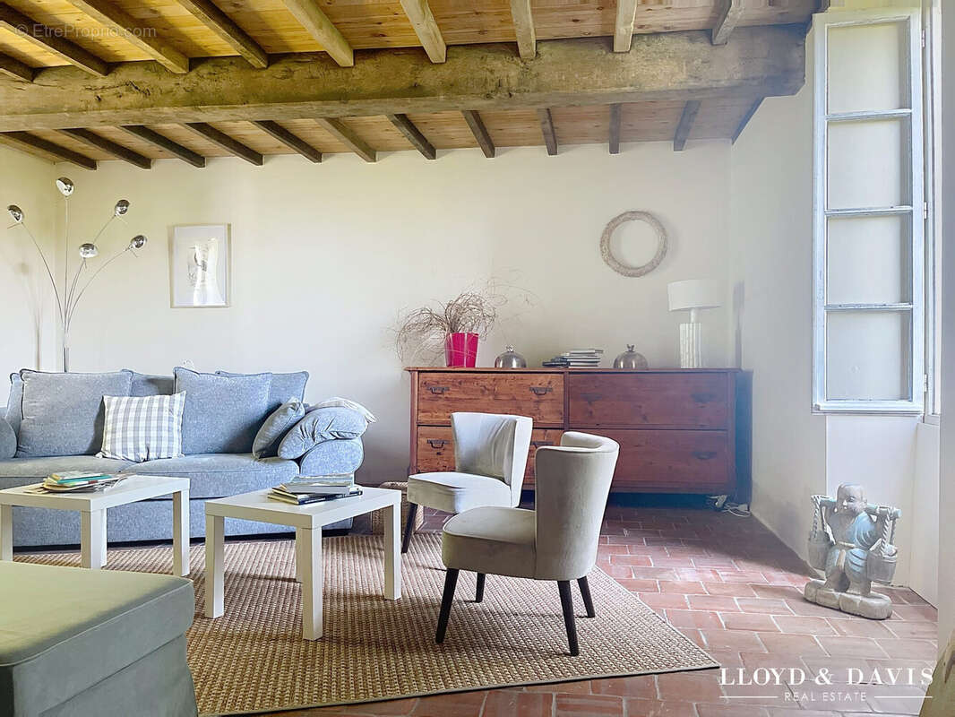 salon avec poêle à bois - Maison à SAINTE-RAMEE