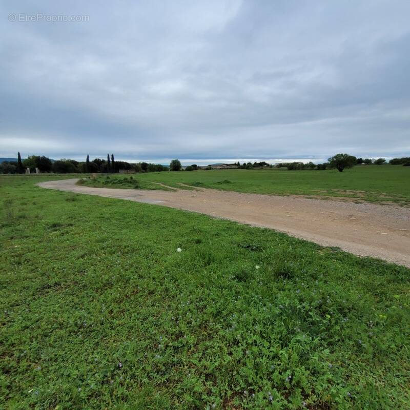 Terrain 250 m² à Pertuis  - photo 1