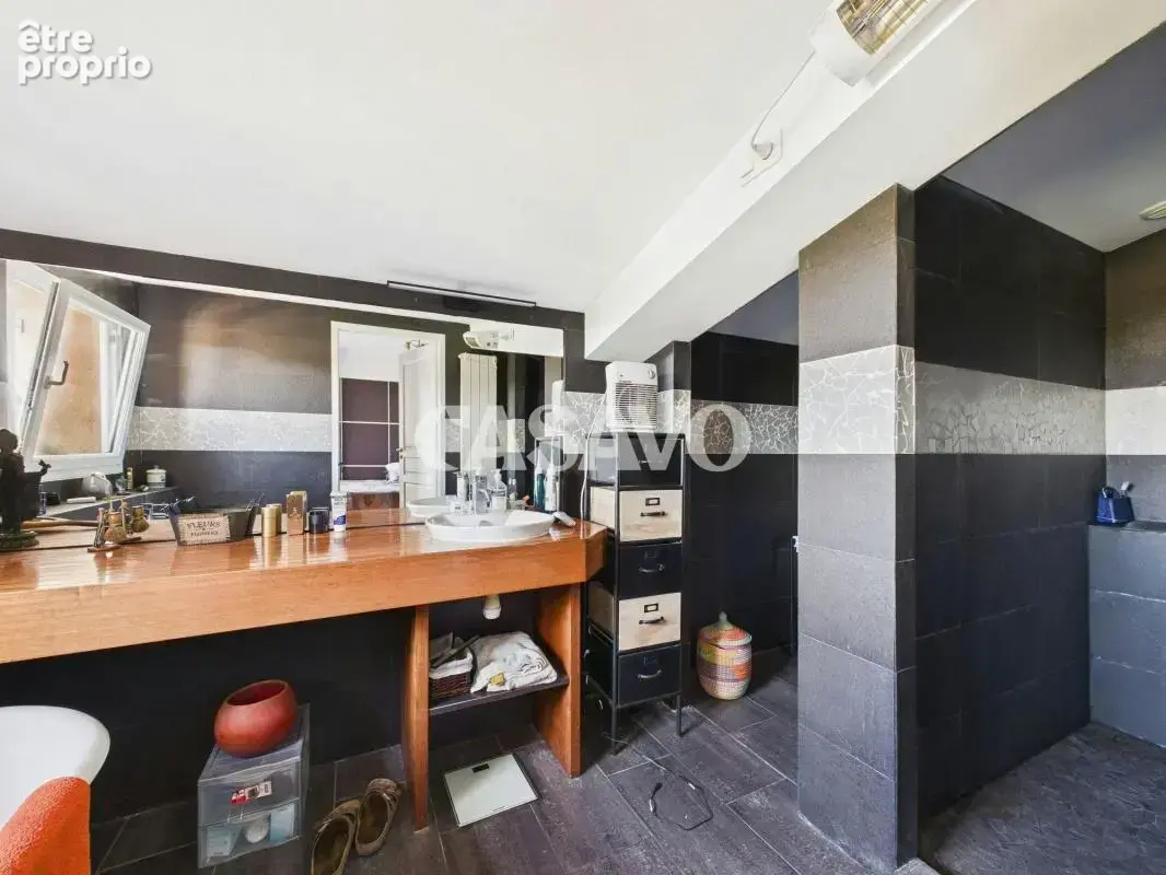 Vente Maison 5 pièces de 203m² - 33670 Le Pout - photo 8