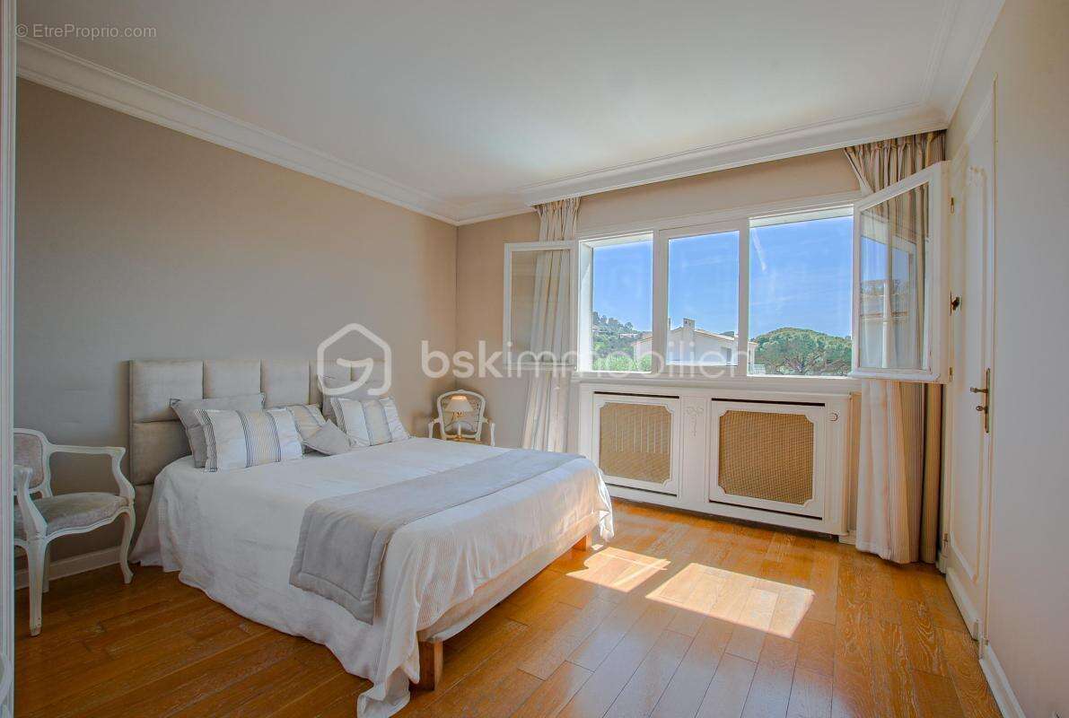 Vue mer panoramique – 320 m² – Maison, appartement et 3 studios indépendants – Piscine - photo 8