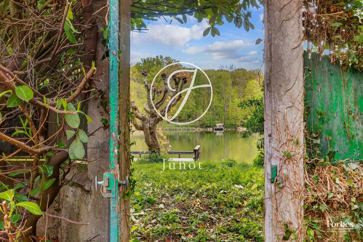 Terrain à VILLE-D'AVRAY