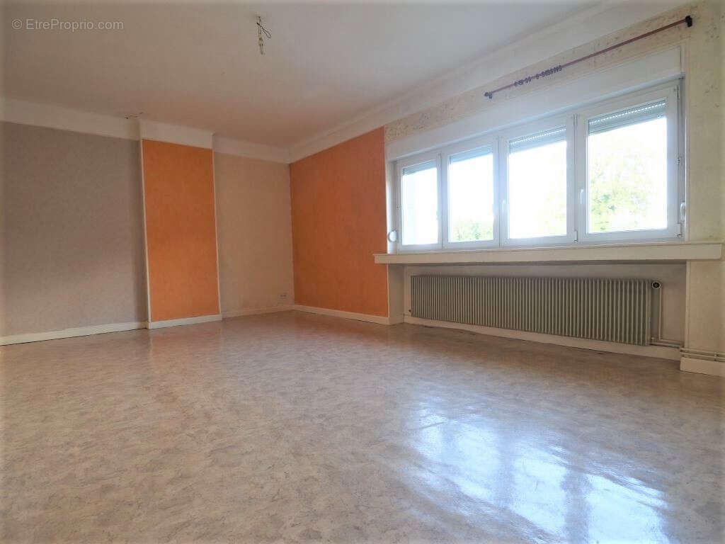 Appartement à CHARMES
