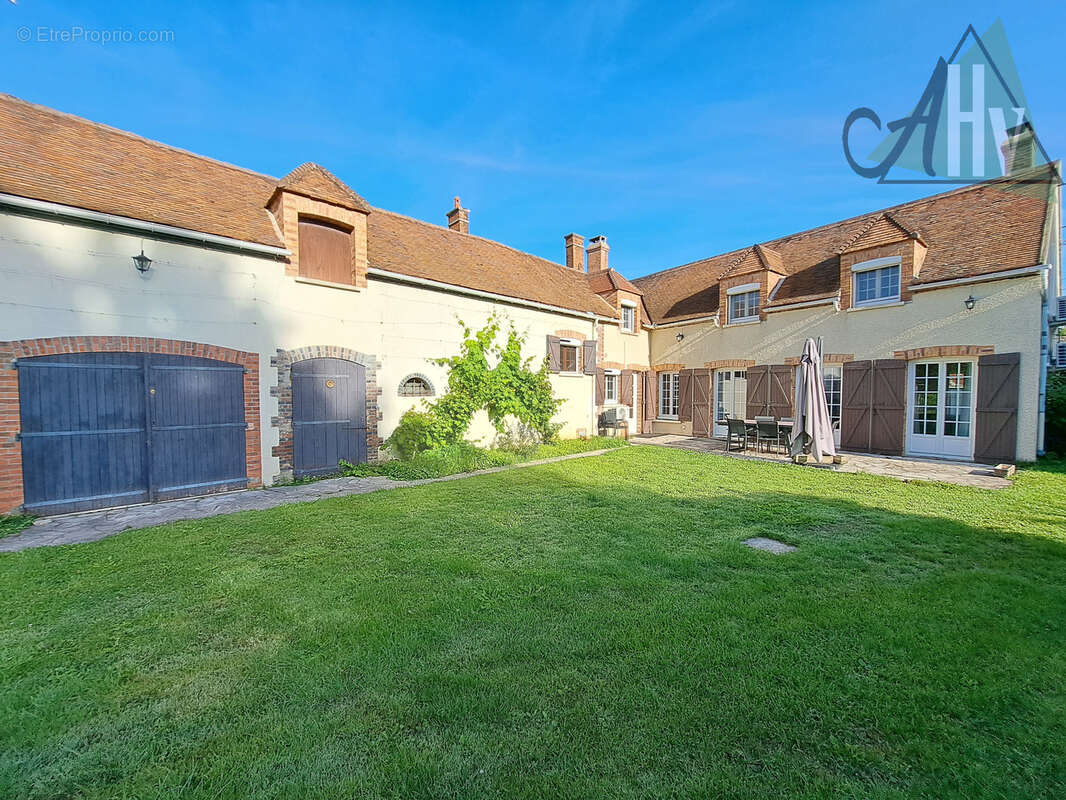 Proche VILLENEUVE L'ARCHEVEQUE - Longère rénovée de 160 m2 avec 4 chambres, dépendances et jardi - photo 3