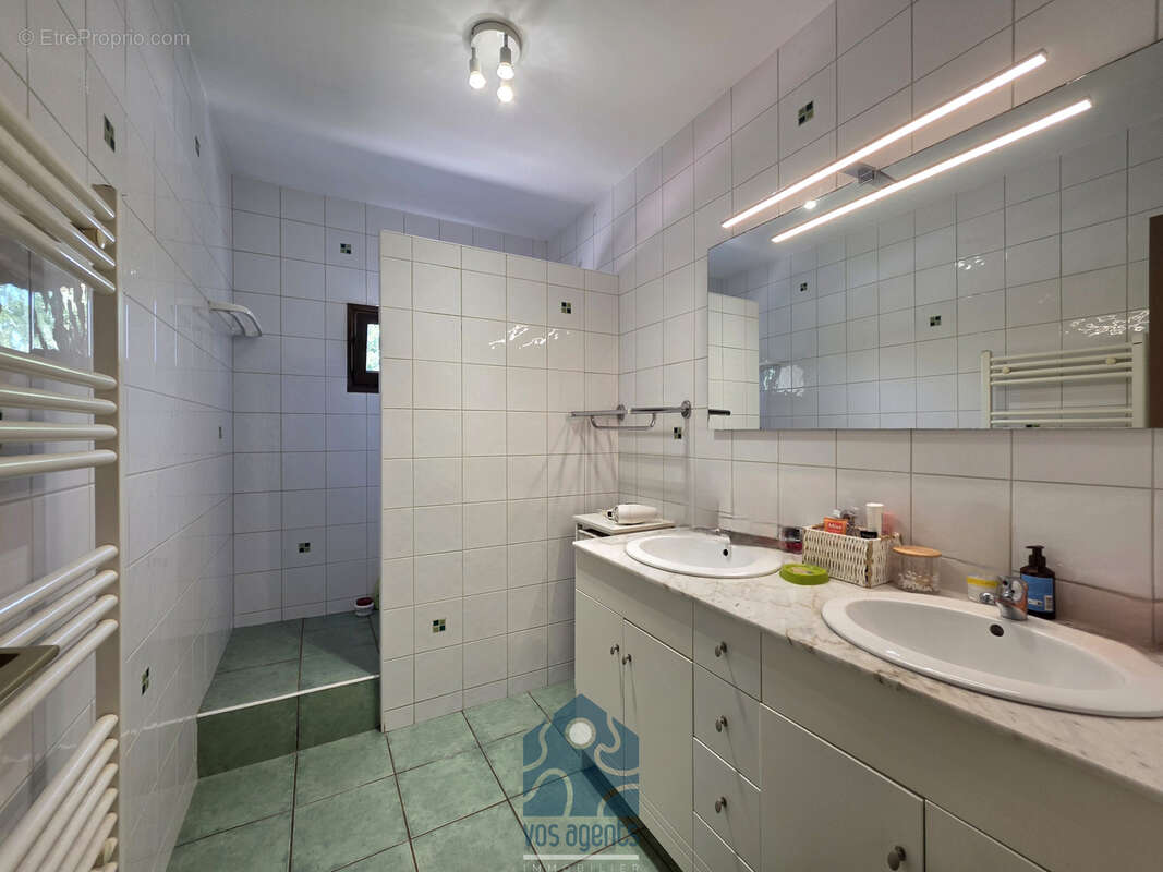 Maison plain-pied avec terrasse, garage et annexes - photo 8