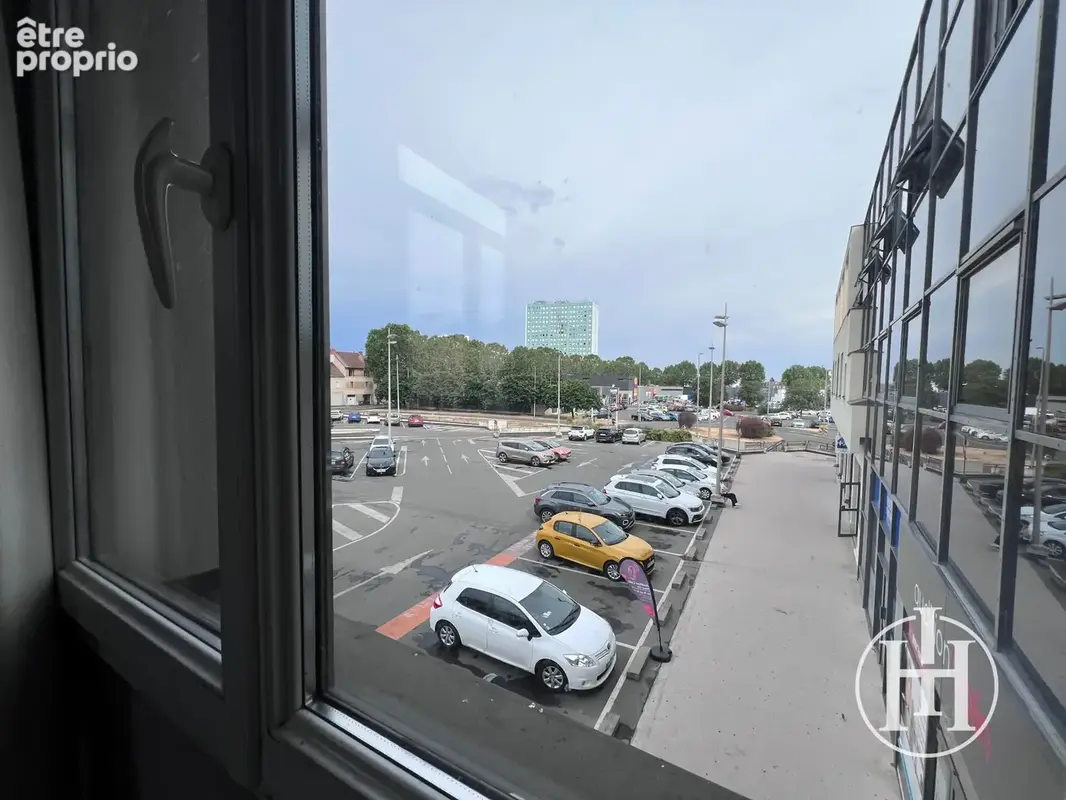 MONTLUÇON   RARE : Plateau commercial de 580 M2 d'un seul tenant   Divisible   Ascenseur et parking - photo 4