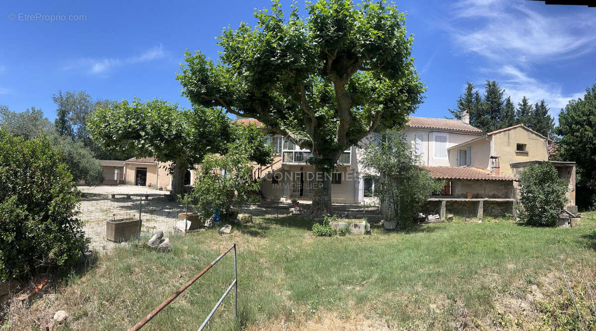 Maison à EYRAGUES