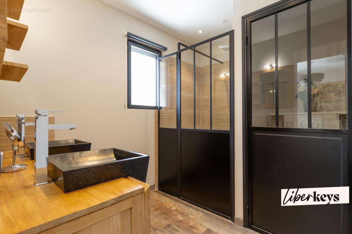 À vendre à Gordes – Élégante villa contemporaine avec piscine, garage et prestations haut de gamme - photo 11