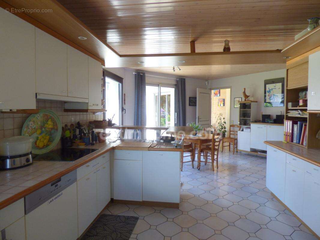 Vaste maison 220 m2 avec beau terrain - photo 4