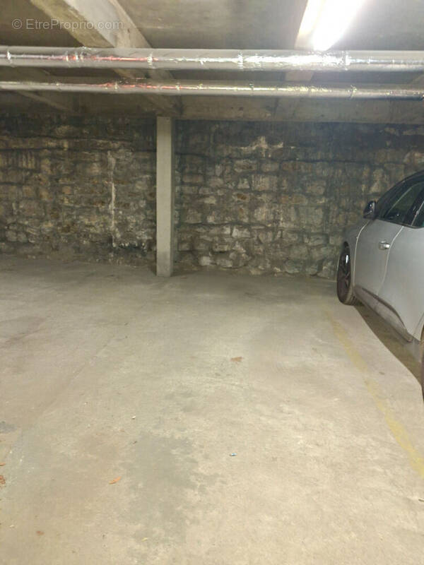 Parking à PARIS-17E