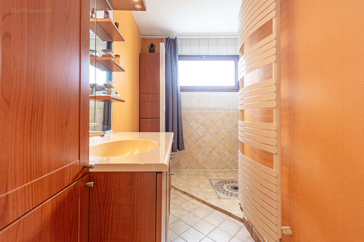 Agence immobiliere laforet - "tournesol" - annecy - appartement t3 traversant de 73.59m² - balcons - cave - garage en option - photo 11