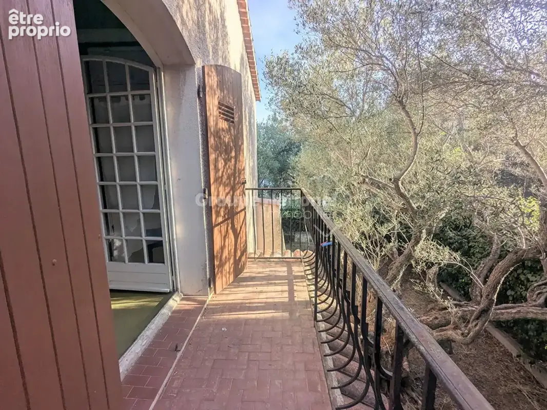 Toulon est bas faron - villa t5 sur deux niveaux de 166 m² -  garages - terrain de 750m² - photo 10