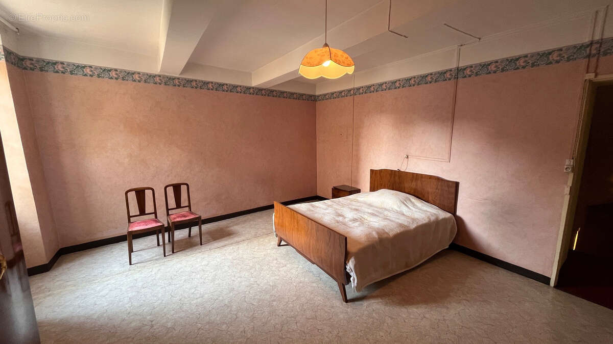 Maison à ENTRAIGUES-SUR-LA-SORGUE