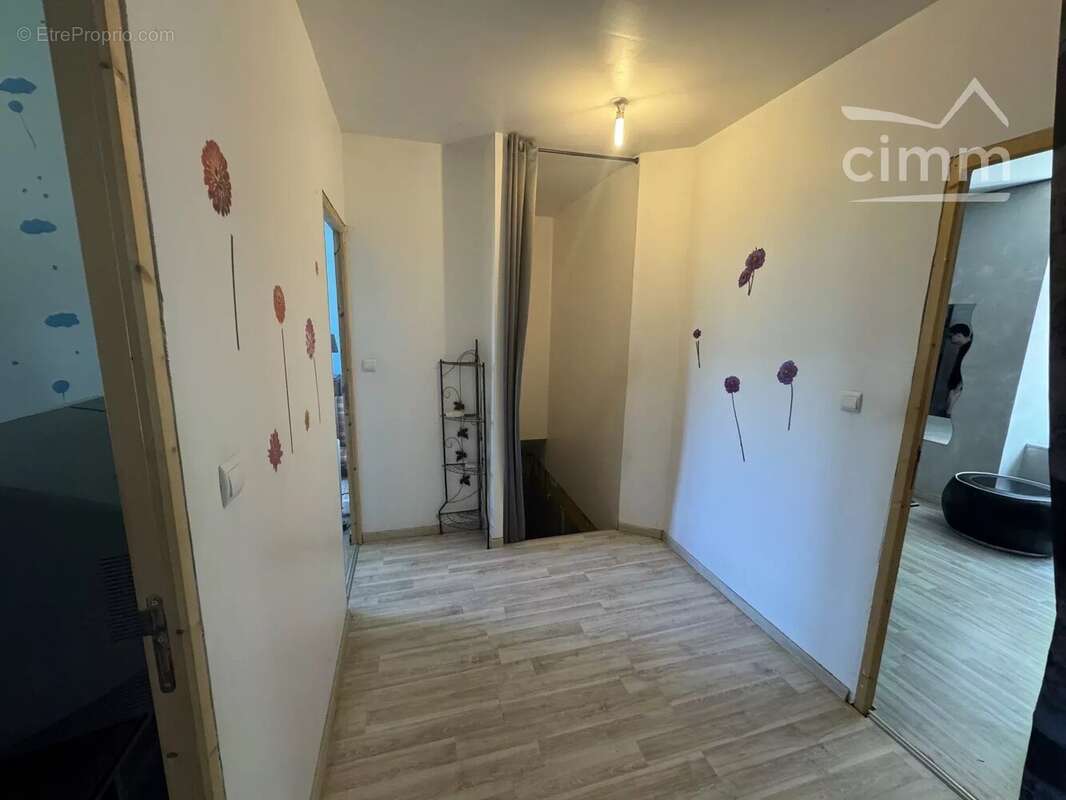 Maison d'habitation avec dépendances et jardin - photo 10
