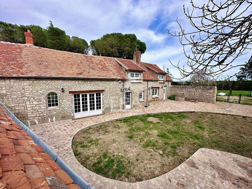 Maison à LA MADELEINE-SUR-LOING