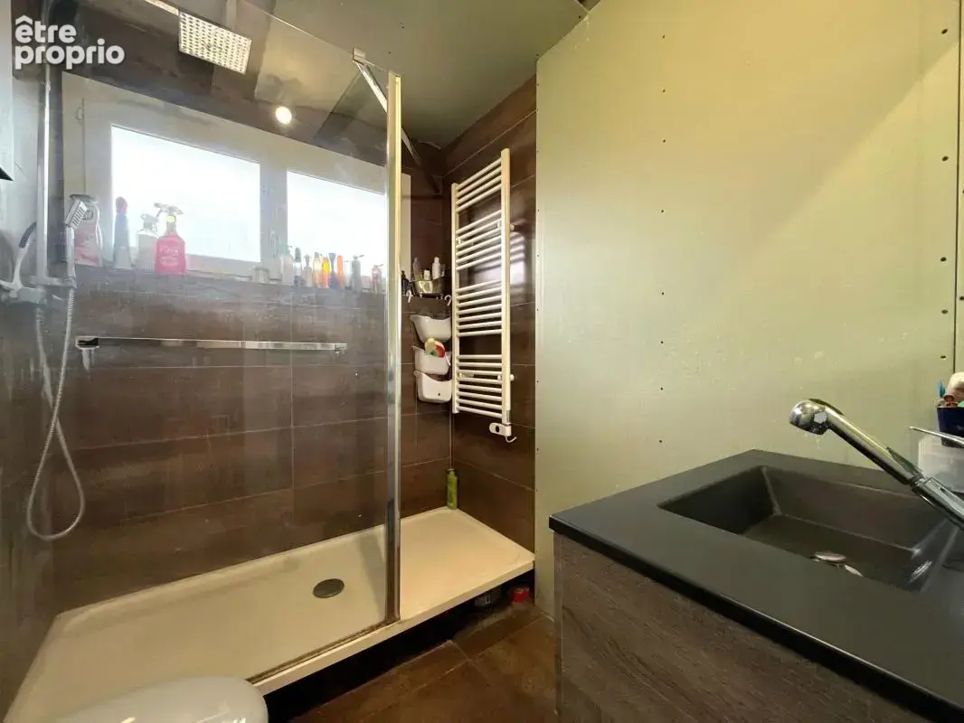 Maison à rénover avec 3 chambres, terrasse, jardin et sous-sol complet - photo 8