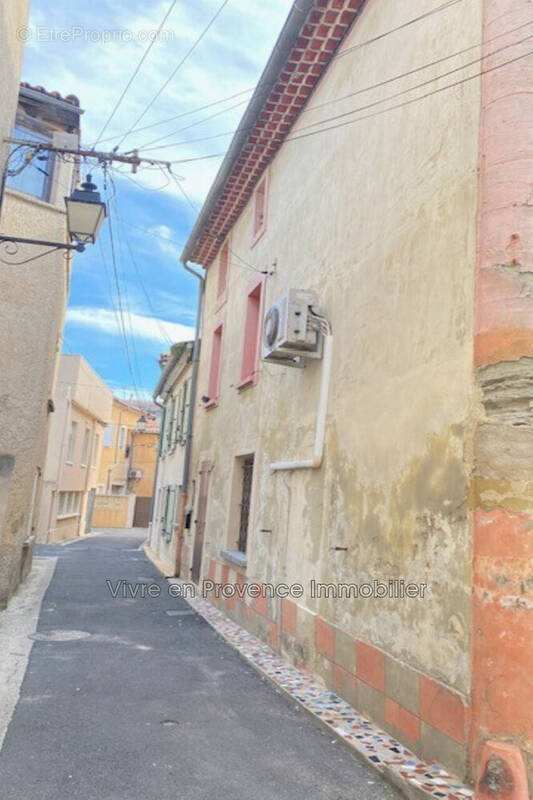 Maison à ENTRAIGUES-SUR-LA-SORGUE