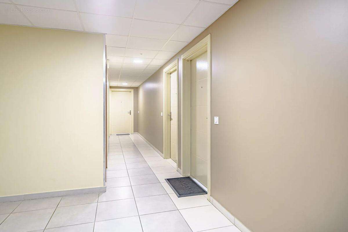 Appartement Le Castellet 2 pièce(s)  en rez de jardin 41.85 m2 avec parking en sous sol - photo 10