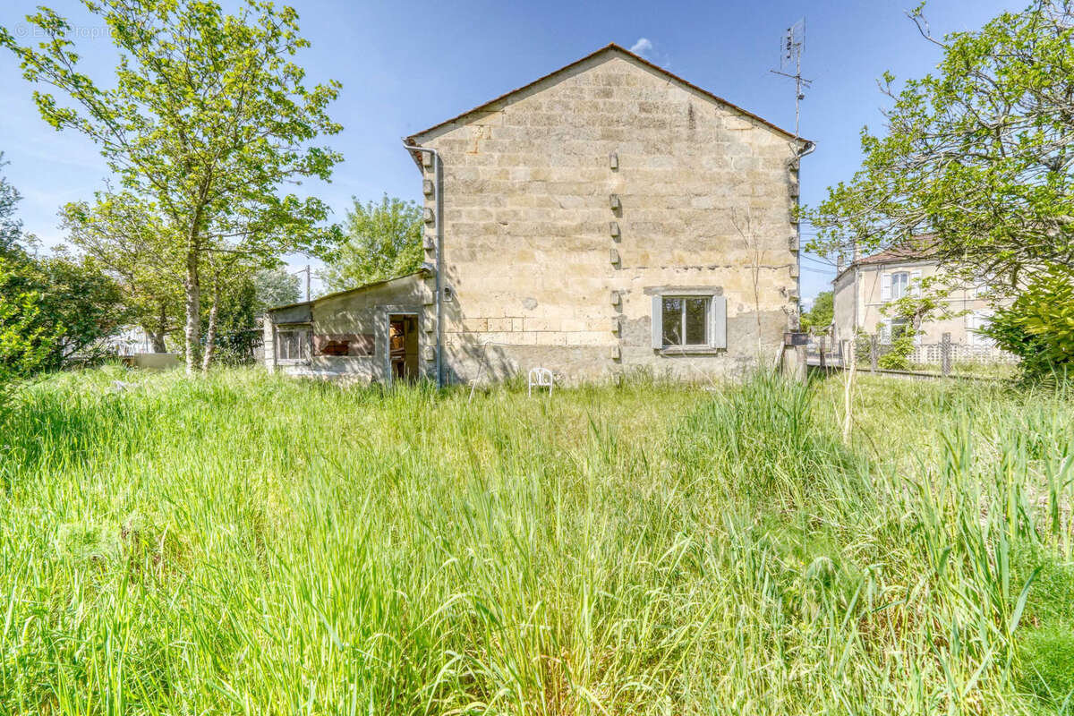 Maison à SAINT-YZAN-DE-SOUDIAC