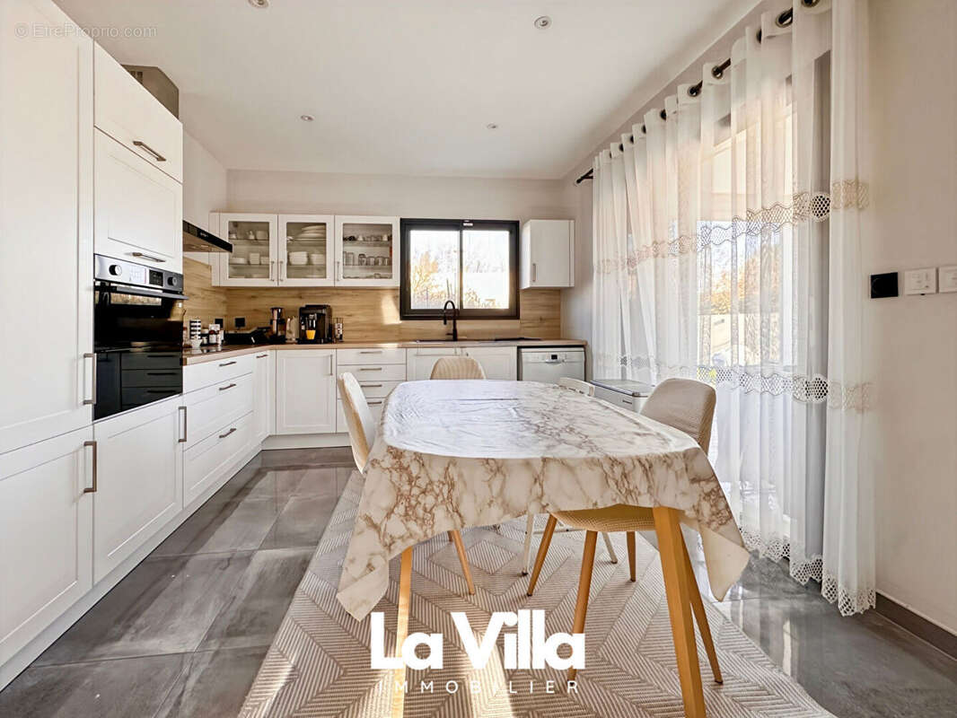 Maison à ENTRAIGUES-SUR-LA-SORGUE