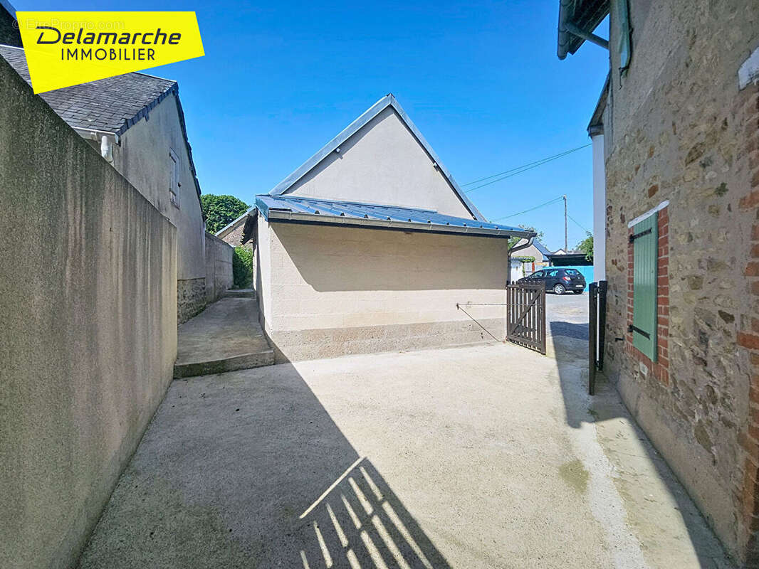 A vendre maison et dépendance bourg de Brehal  3 pièces - photo 9